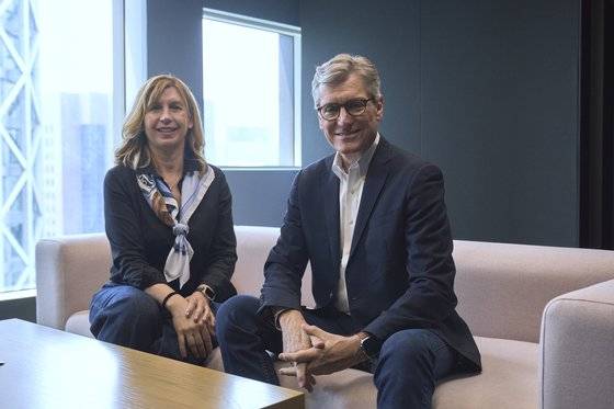 지난 5일 만난 캐서린 르타트 더빙 총괄 디렉터(왼쪽)와 존 데미타 프로덕션 매니저. [사진 넷플릭스]