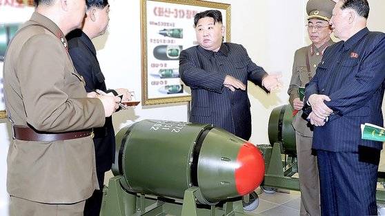 북한 김정은 노동당 총비서가 지난 3월 핵무기병기화사업을 지도하며 핵무기 보유량을 기하급수적으로 늘릴 것을 지시하는 모습. 뉴스1