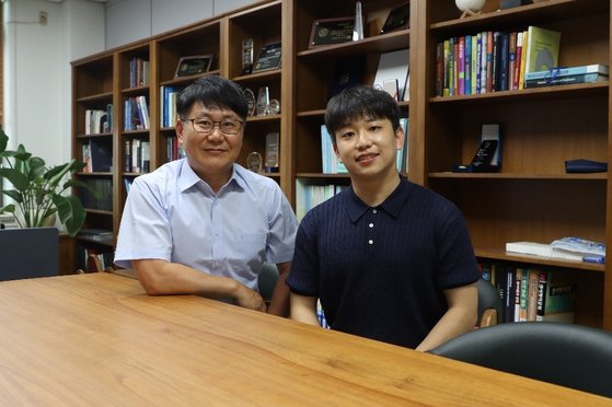 (왼쪽부터) 광운대 전자공학과 박재영 교수와 석사과정 김홍석 학생