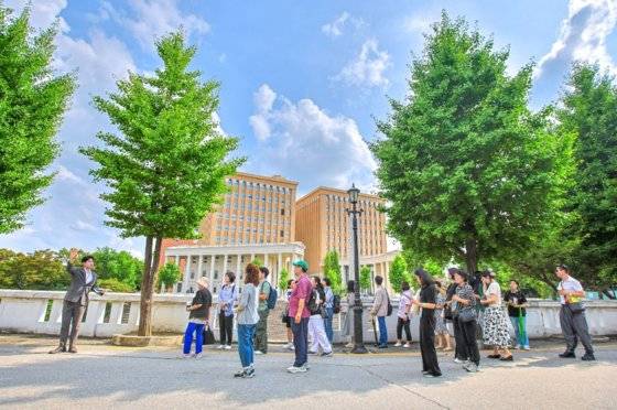 ▲ 경희사이버대학교는 지난 15일(토) 경희 캠퍼스 투어를 진행했다. 경희의 역사와 창학정신, 교육의 가치를 살펴보며 참석자들의 큰 호응을 받았다.