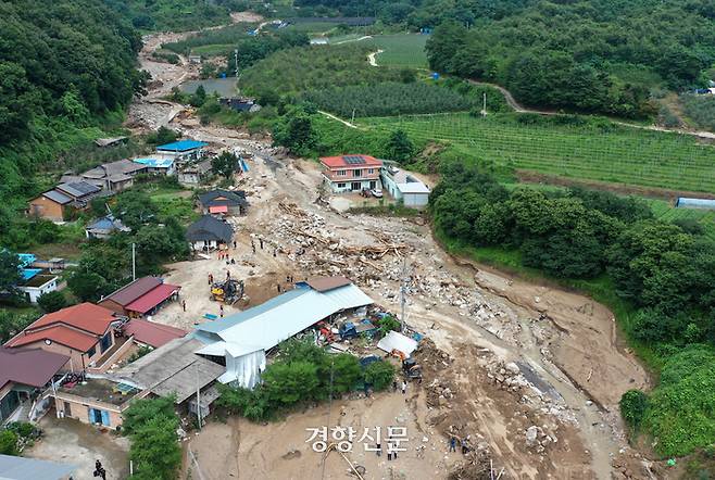 지난해 7월16일 집중호우로 산사태가 발생해 마을 대부분이 매몰된 경북 예천군 감천면 벌방리 마을. 조태형 기자