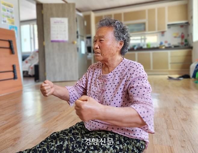경북 예천군 감천면 벌방리 마을회관에서 지난 12일 만난 윤혜식 할머니(84)가 지난해 7월16일 일어난 산사태에 대해 설명하고 있다. 김현수 기자