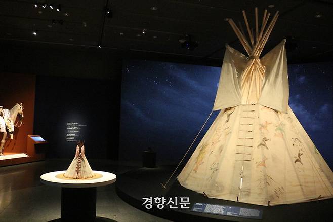 북미 원주민 부족인 라코타족의 ‘대평원의 보금자리, 티피’(1880년경, 높이 467.36㎝c, 덴버박물관 소장) 전시 모습. 도재기 선임기자