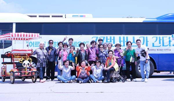 올해 창간 77주년을 맞는 국제신문이 ‘어르신 뭐하고 노세요. 77번 버스가 간다’라는 슬로건을 내건 기획시리즈를 진행한다. 부산 삼락생태공원에서 어르신들과 국제신문 특별취재팀 등이 ‘77번 버스’를 무대로 기념촬영을 하는 모습.   이원준 기자 windstorm@kookje.co.kr