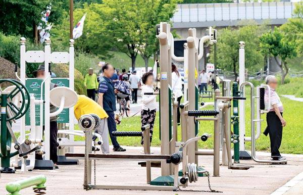 16일 어르신들이 온천천에서 기구 운동을 하고 있다.  전민철 기자