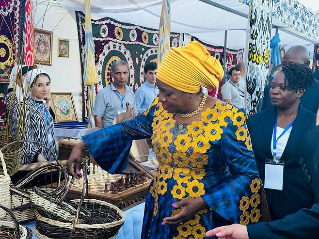 Vice President of Zambia Mutale Nalumango interacts with locals in Tajikistan during a cultural event on the sidelines of the 3rd International Conference on the International Decade of Action.(Sanjay Kumar/The Korea Herald)