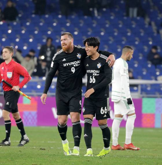 Ulsan HD's Seol Young-woo, right, celebrates with striker Martin Adam after an AFC Champions League match against Jeonbuk Hyundai Motors on March 12. [NEWS1]