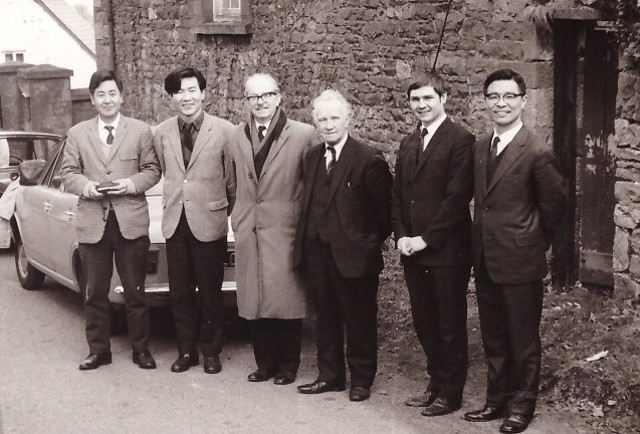 민경배(오른쪽 첫 번째) 박사가 1970년 3월 영국 웨일스의 하노버교회를 방문해 연세대 교수들과 기념사진을 찍고 있다. 민 박사 제공