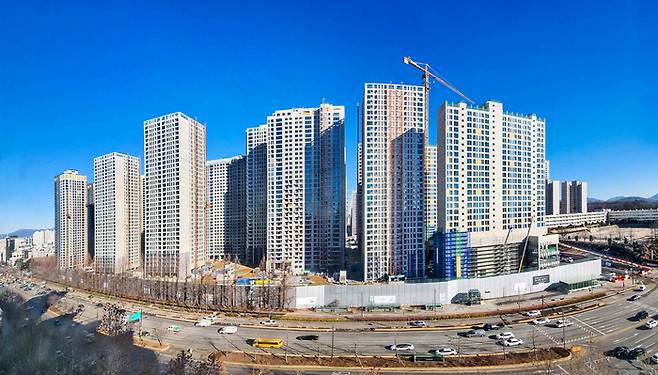 실거주 의무가 적용된 서울 강동구 올림픽파크포레온(둔촌주공 재건축) 전경. 거주 의무기간 중 부부 공동명의 변경은 불가능하다. 매경DB