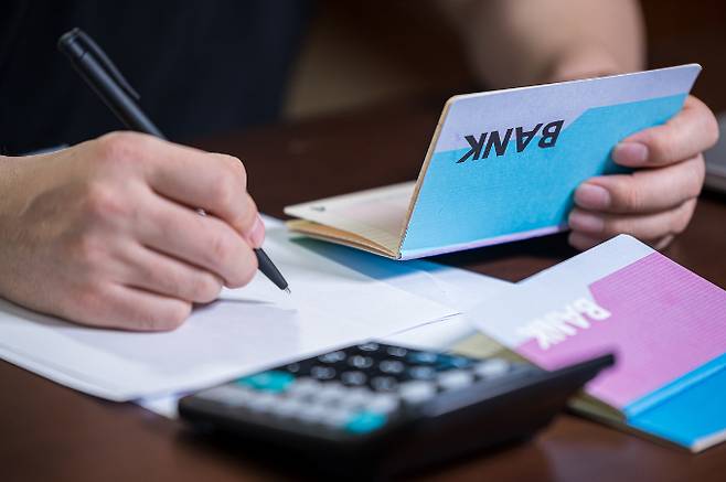 중소금융권 사업자대출을 이용한 소상공인은 오는 24일까지 이자환급을 신청할 수 있다./사진=이미지투데이