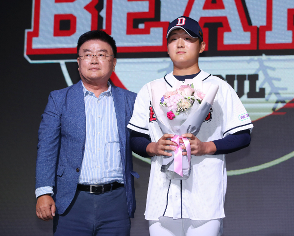 김택연이 고졸신인으론 두 번째로 올스타에 뽑혔다. 사진은 2024 KBO 신인 드래프트'에서 두산에 지명 후 김태룡 단장(왼쪽)과 김택연. /사진=뉴시스