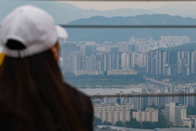 서울 남산에서 바라본 서울 시내 아파트 단지 모습. [연합]