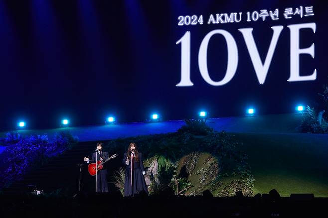 케이스포돔에 입성한 악뮤(AKMU)의 10주년 콘서트 [YG엔터테인먼트 제공]