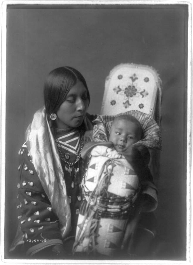 에드워드 커티스, 압사로가족 어머니와 아이, 1908년, 미국국회도서관.