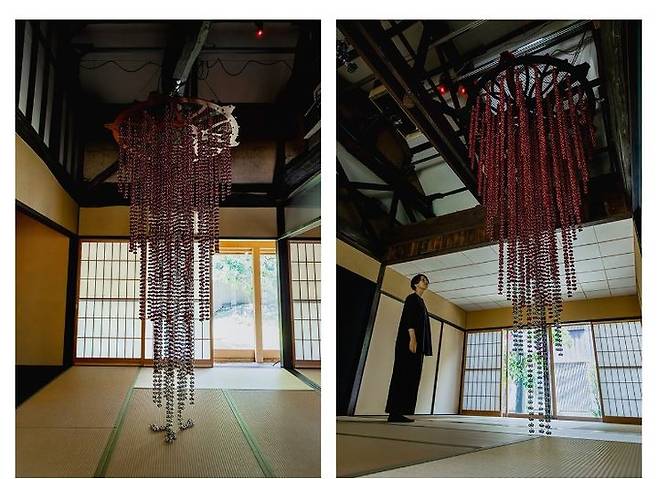 양혜규 〈소리 나는 분출 뒤집기 – 갸름Sonic Eruption Upside Down – Slender〉 2024 Powder-coated stainless steel bells, stainless steel bells, stainless steel chains, split rings, carabiners, urethane-coated stainless steel plates, transducers, amplifiers, real-time data 230 x 117 x 117 cm Courtesy of the artist and Benesse Holdings, Inc. Commission by Benesse Holdings, Inc. 사진: 베네세 홀딩스 이미지 제공: 국제갤러리 *재판매 및 DB 금지