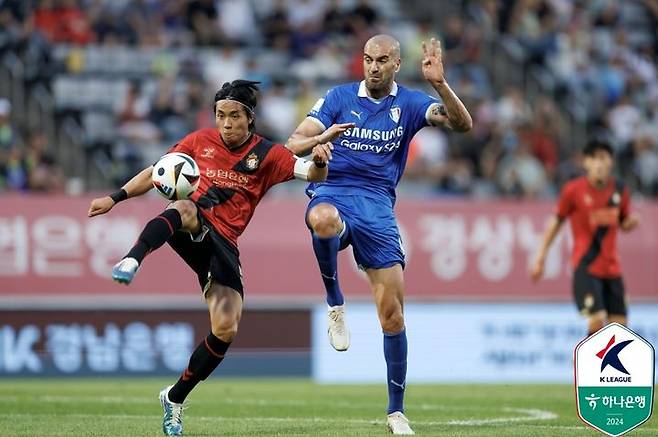 [서울=뉴시스] 프로축구 K리그2 수원 삼성 뮬리치(오른쪽). (사진=한국프로축구연맹 제공) *재판매 및 DB 금지