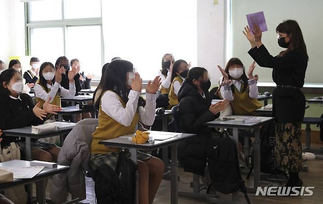 [서울=뉴시스] 최진석 기자 = 고2 학생들이 6명 중 1명 꼴로 수학 기초학력 미달이라는 발표에 대해 교사들이 학생 개개인을 챙길 수 있는 환경이 마련돼야 한다는 주장이 나왔다. 지난해 3월 서울 마포구 서울여자중학교에서 학생들이 담임교사와 인사를 나누고 있는 모습. (공동취재사진) 2023.03.02. photo@newsis.com