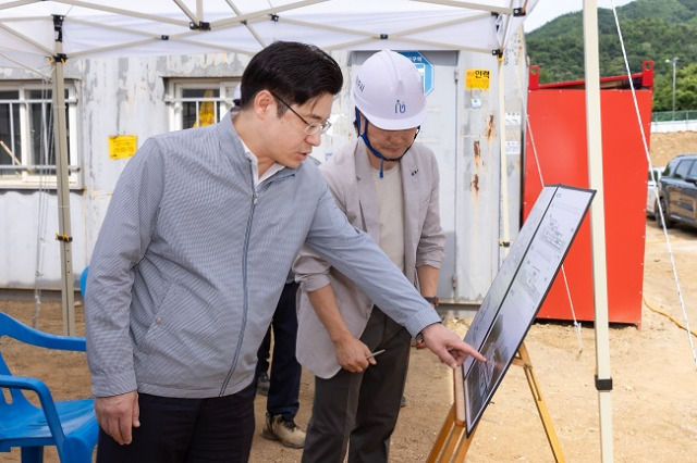 ▲오병권 경기도 행정1부지사가 대규모 재정투자 현장에서 공사 진행 상황을 살펴보고 있다. ⓒ경기도