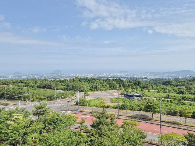 제주 헬스케어타운이 위치한 서귀포시 동홍동. ‘건강고도’로 불리는 해발 400m에 위치해 서귀포 시내를 넘어 제주 앞바다 문섬까지 내려다 보이는 입지다./사진=김민경 기자