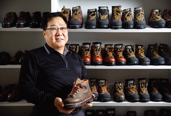 4대째 가업을 이어가는 임명형 송림제화 대표.