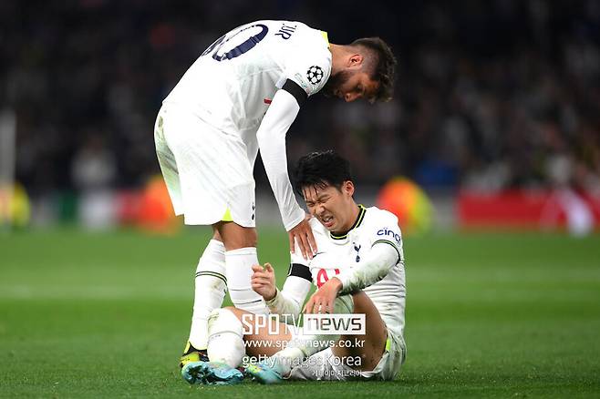 ▲ 우루과이 출신 토트넘 홋스퍼 미드필더 로드리고 벤탄쿠르가 자국 언론인과 인터뷰 도중 아시아인의 외모를 비하하는 발언을 했다. 그것도 토트넘 동료인 손흥민을 이야기하다가 '동양인은 모두 똑같이 생겼다'는 인종차별 의식을 자연스럽게 보여줘 충격을 안긴다. 손흥민이 평소 벤탄쿠르와 장난을 자주 치고, 부상을 당했을 때는 진심으로 안타까워하는 모습을 보여왔던 만큼 각별한 관계에서도 드러난 인종차별 의식에 충격을 안긴다. 벤탄쿠르는 논란이 일자 뒤늦게 곧 지워질 사과문을 올렸다.