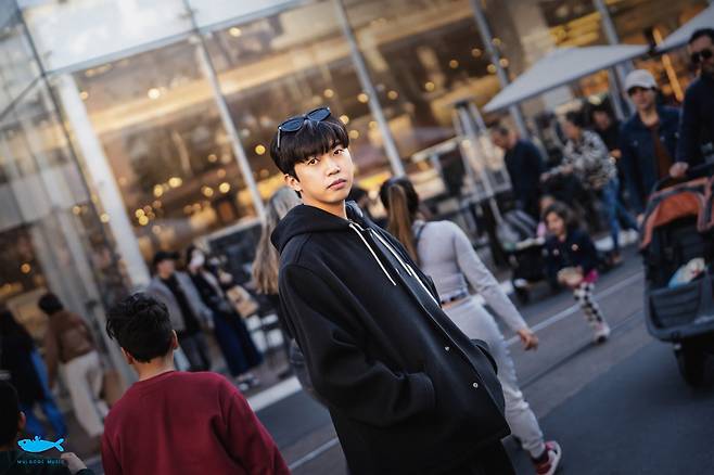 임영웅 '연애편지' MV 2100만뷰..파리의 감성 히어로♥