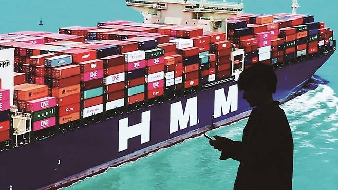 글로벌 해운 운임비가 치솟으면서 HMM의 주가가 꿈틀거리고 있다.[사진=뉴시스]