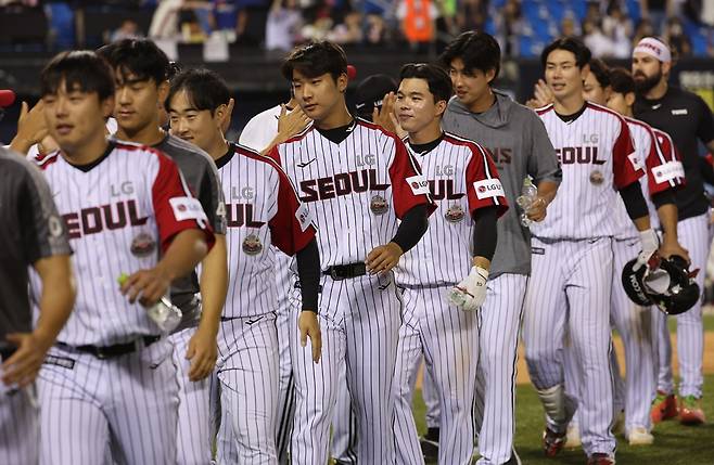 LG 트윈스 선수들이 16일 잠실구장에서 열린 '2024 신한 SOL Bank KBO 리그' 롯데 자이언츠와 주말 3연전 마지막 경기에서 연장 10회까지 가는 접전 끝 9-8로 승리한 뒤 하이파이브를 나누고 있다. LG는 3-8로 패색이 짙던 경기를 뒤집고 전날 8-9 역전패를 설욕했다. 연합뉴스