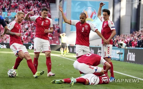 덴마크는 17일 독일 슈투트가르트에 위치한 슈투트가르트 아레나에서 열린 슬로베니아와의 UEFA 2024 유럽축구선수권대회 조별리그 C조 1차전에서 1 대 1 무승부를 거뒀다. 이날 크리스티안 에릭센이 선제골을 터트렸으나 후반전에 동점골을 허용해 덴마크는 무승부로 경기를 마무리했다. 3년 전 유로 2020에서 경기를 뛰가 심정지가 왔었던 에릭센은 이후 축구에 대한 꿈을 포기하지 않았고 유로 무대로 돌아와 득점포까지 가동하면서 인간 승리가 무엇인지 보여줬다. 연합뉴스