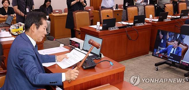 '채상병 특검법' 상정 (서울=연합뉴스) 김주성 기자 = 더불어민주당 소속 정청래 법제사법위원장이 12일 오후 국회에서 열린 법제사법위원회 전체회의에서 의사봉을 치고 있다. 
    이날 전체회의에서는 21대 국회에서 폐기된 이른바 '채상병 특검법'이 안건으로 상정됐다. 2024.6.12 utzza@yna.co.kr