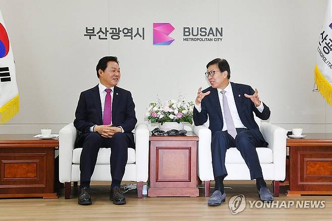 박형준 박완수, 부산경남 행정통합 논의 (부산=연합뉴스) 박형준 부산시장(오른쪽)과 박완수 경남도지사가 17일 오전 부산시청에서 만나 부산경남 행정통합을 비롯한 지역 공동 현안을 논의하고 있다. 2024.6.17 [부산시 제공. 재판매 및 DB 금지] ccho@yna.co.kr