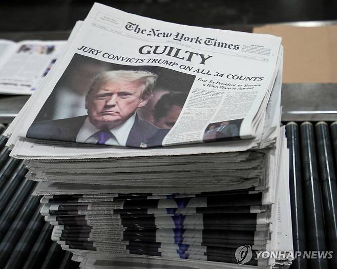 도널드 트럼프 전 미국 대통령의 유죄평결 직후 뉴욕 출판소에서 찍혀 나온 뉴욕타임스(NYT) 신문들 [로이터 연합뉴스자료사진. 재판매 및 DB 금지]