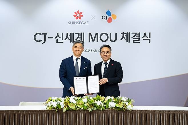 신세계그룹과 CJ그룹의 MOU 체결 후 기념사진을 찍고 있는 김홍기(왼쪽) CJ주식회사 대표와 임영록(오른쪽) 신세계그룹 경영전략실장. /사진제공=CJ, 신세계