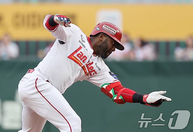 30일 오후 인천시 미추홀구 문학동 SSG랜더스필드에서 열린 프로야구 '2024 신한 SOL 뱅크 KBO리그' LG 트윈스와 SSG 랜더스의 경기, SSG 에레디아가 1회말 2사 2루타를 친 뒤 세리머니를 펼치고 있다. 2024.5.30/뉴스1 ⓒ News1 김진환 기자