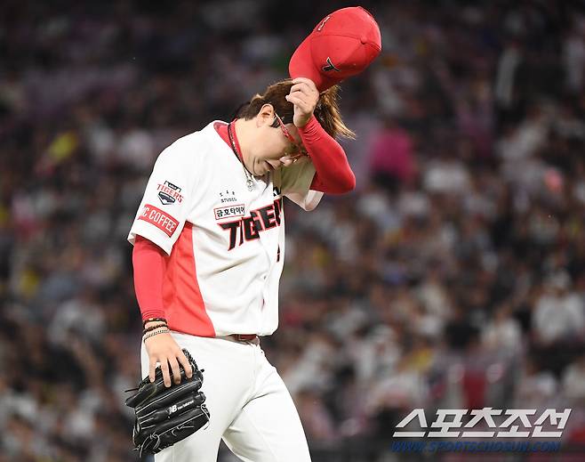 18일 광주 기아 챔피언스필드에서 열린 LG-KIA전. 5이닝을 소화한 양현종이 마운드를 내려오고 있다. 광주=정재근 기자 cjg@sportschosun.com/2024.6.18/