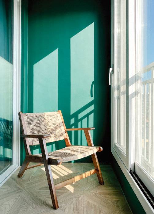 또 다른 휴식 공간인 테라스는 다크 그린 컬러로 페인트칠해 다른 공간과 차별화된 색다른 곳으로 연출했다.