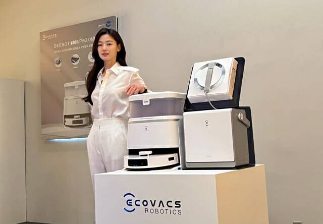 에코백스의 새로운 브랜드 앰버서더로 임명된 전지현이 7일 에코백스 신제품 '디봇 T30 프로 옴니', '윈봇 W2 옴니'와 기념 사진을 찍고 있다. (사진=지디넷코리아 신영빈 기자)