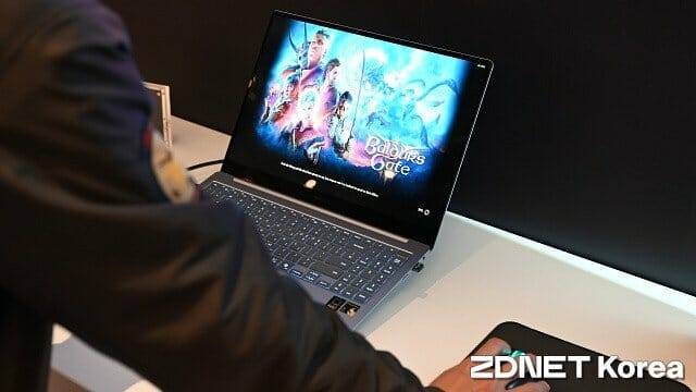 갤럭시북4 엣지로 게임 '발더스게이트'를 시연하는 삼성전자 관계자. (사진=지디넷코리아)