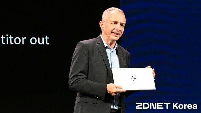 지난 3일 퀄컴 컴퓨텍스 기조연설 중 옴니북 14X를 소개하는 엔리케 로레스 HP CEO. (사진=지디넷코리아)