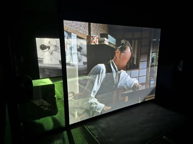 4일 서울 종로구 아트선재센터에서 개막한 '호추니엔: 시간과 클라우드' 전시에서 소개되는 '호텔 아포리아'의 전시 모습. 영상 속 인물들은 얼굴이 지워진 채 등장한다. [이미지출처=연합뉴스]