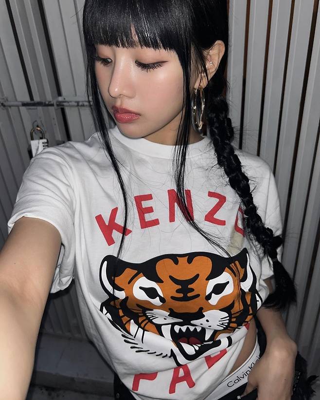 눈썹을 덮는 풀뱅 앞머리와 링 귀걸이로 2024년 버전의 Y2K 패션을 보여준 키스오프더라이프의 나띠. @natty_0530