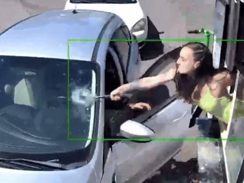 한 손님이 카페 드라이브스루 창구에 커피를 끼얹자, 여성 점주가 손님의 승용차 앞유리 망치로 내리치는 모습. /인스타그램