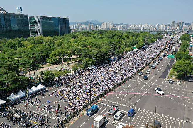 18일 오후 서울 영등포구 여의도공원 옆 도로에서 대한의사협회가 정부의 의대 증원 등 의료개혁을 규탄하기 위한 집회를 갖고 있다. / 장련성 기자