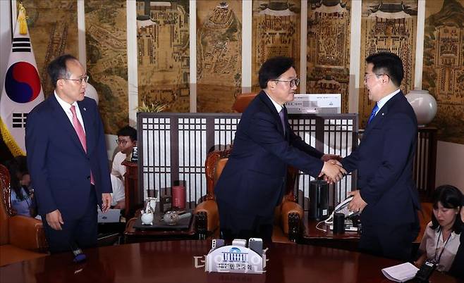 우원식 국회의장(가운데), 추경호 국민의힘 원내대표(왼쪽), 박찬대 더불어민주당 원내대표(오른쪽) 등이 17일 오후 서울 여의도 국회에서 제22대 국회 원 구성 협상 관련 국회의장 주재 여야 원내대표 회동을 열고 있다. ⓒ데일리안 홍금표 기자