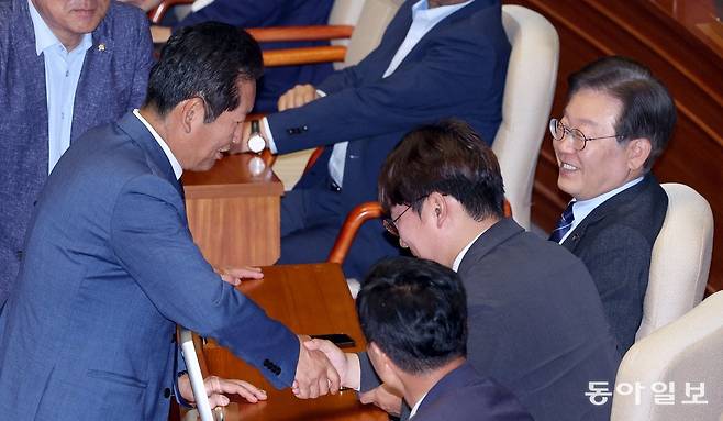 6월 10일 역시 야당 단독으로 열린 두 번째 본회의에서 국회 법제사법위원장으로 선출된 정청래 최고위원(왼쪽)과 이재명 대표가 웃으며 대화를 나누고 있다.  동아일보 DB