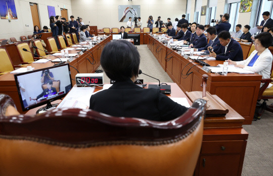 18일 국회에서 열린 과학기술정보방송통신위원회 전체회의에서 최민희 위원장이 의사봉을 두드리고 있다. 연합뉴스