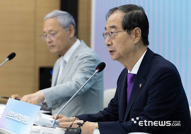 제8차 콘텐츠산업진흥위원회가 18일 경기 성남시 경기기업성장센터에서 열렸다. 한덕수 국무총리가 발언을 하고 있다. 이동근기자 foto@etnews.com