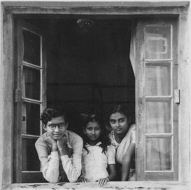 아마르티아 센(맨 왼쪽). 1948년께 서벵골주 산티니케탄에서 여동생 수푸르나, 사촌 미라와 함께. 생각의힘 제공