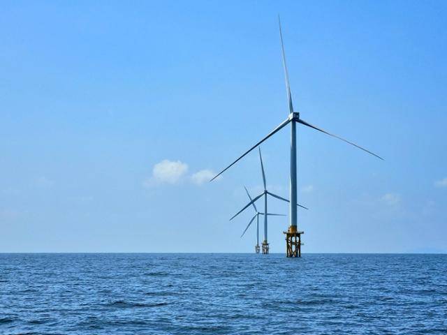 서남해 해상풍력 실증단지의 발전 터빈이 2022년 2월 전북 부안 앞바다에서 전력을 생산하고 있다. 한국일보 자료사진