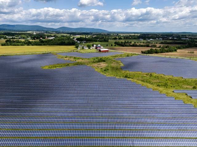 면적 250㎢ 규모 태양광 발전 패널이 지난달 28일 미국 메릴랜드주의 한 마을에 빼곡히 들어차 있다. 메릴랜드=EPA 연합뉴스